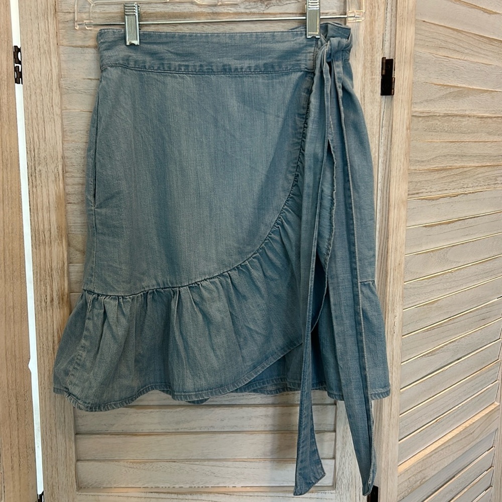 NWOT GAP Mini Wrap Skirt w/Pockets, Medium Indigo, Tencel & Cotton, size XS.